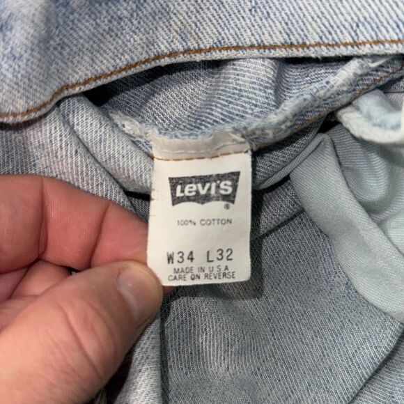 Vintage 90s Levi’s men’s 34 by 32 light wash classics has fading and a few small - Picture 8 of 8